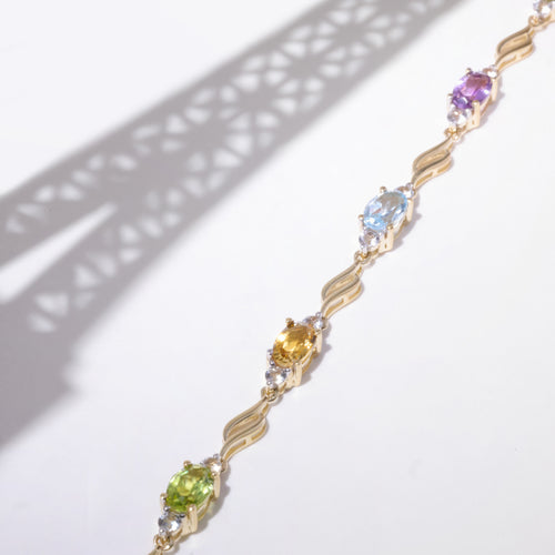 Brazalete “Mon Arc En Ciel” Top blanco 0,92/14; Tapa azul 1,4/2; Amatista 0,9/2; Peri - Oro amarillo 375/1000
