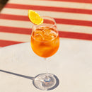 À tous les aficionados de Spritz sans alcool ! Goûtez OSCO L'Éclat Brut en OSCO Spritz servi sur un sirop d'orange amère et un splash d'eau pétillante. Le cocktail sans alcool de l'été !