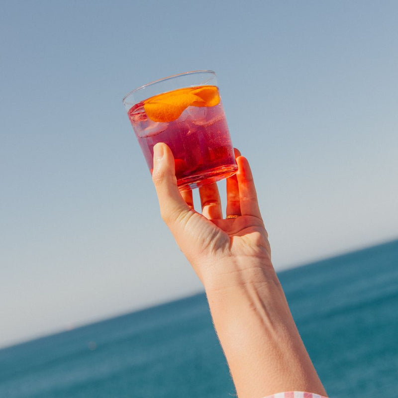 On lève le verre pour fêter ce moment unique de fin de journée ou on lâche tout et on se fait plaisir : l'apéro ! Trinquez avec OSCO, des apéritifs sans alcool bio et fabriqués en France.