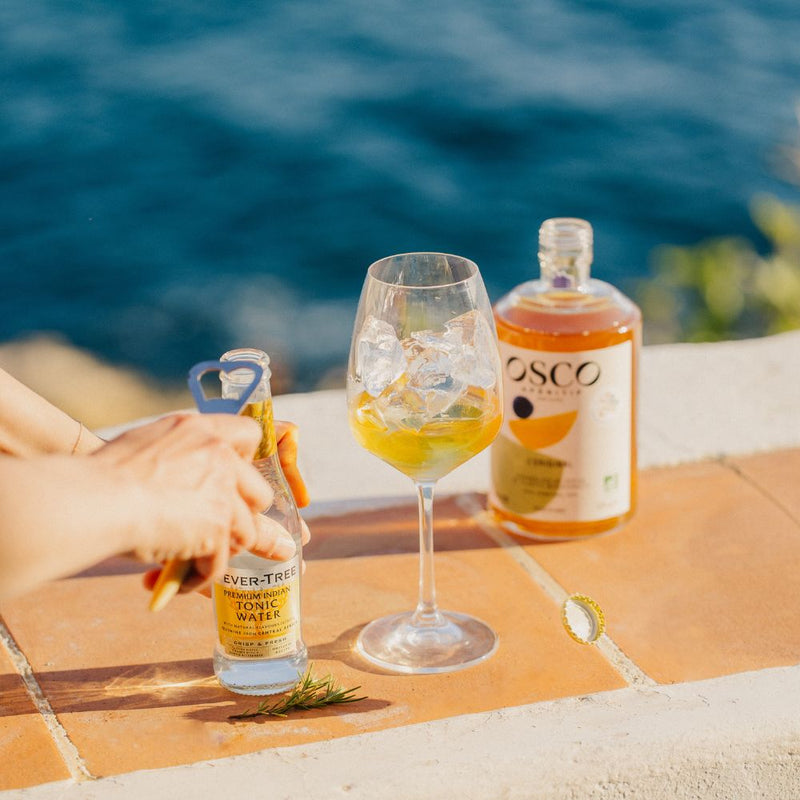 OSCO tonic : 1 dose d'OSCO Original et 2 doses de tonic, pleins de glaçons et un brin de romarin en touche déco. Un cocktail sans alcool qui vous transporte sous le soleil avec ses saveurs de romarin, anis et gentiane.
