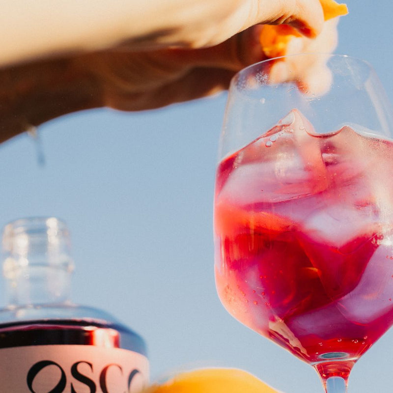Craquez pour un cocktail sans alcool unique : Red Spritz. Un cocktail fruité et épicé qui vous fera oublier qu'il n'y a pas une goutte d'alcool dans votre verre.