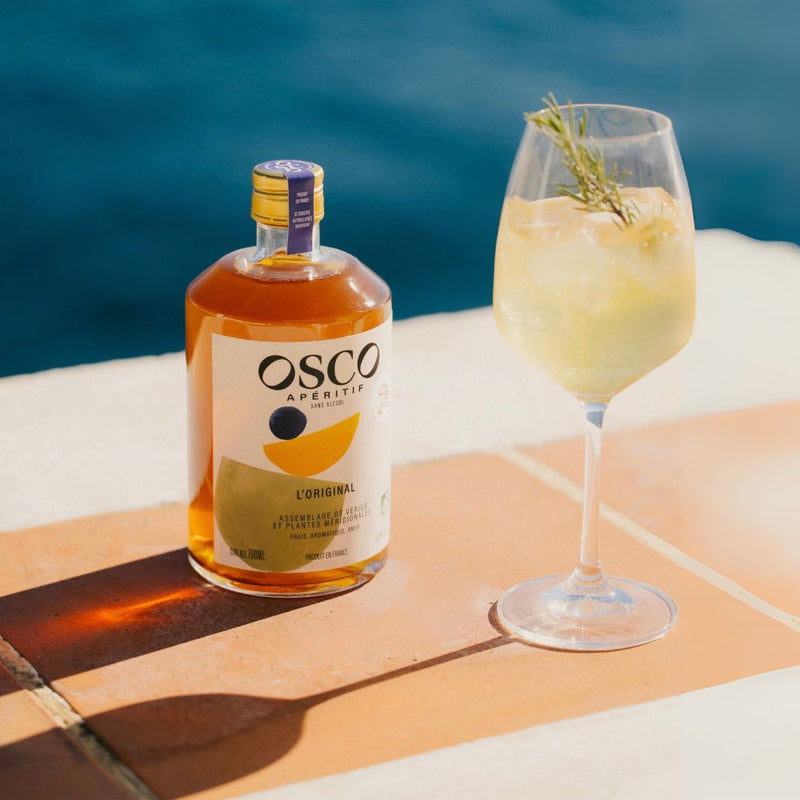 OSCO tonic le cocktail sans alcool rafraîchissant aux saveurs méditerranéens de plantes méridionales avec une belle amertume de gentiane. Servi simplement avec OSCO l'Original et du tonic. Et faible en calories ! 