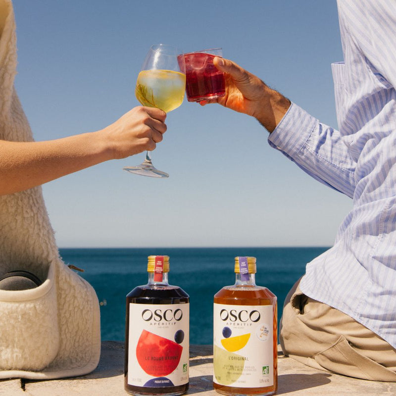 Savourez la Méditerranée en trinquant l'esprit léger ! OSCO L'Original et OSCO le Rouge Ardent sont des apéritifs sans alcool bio aux caractères bien trempés du Sud.