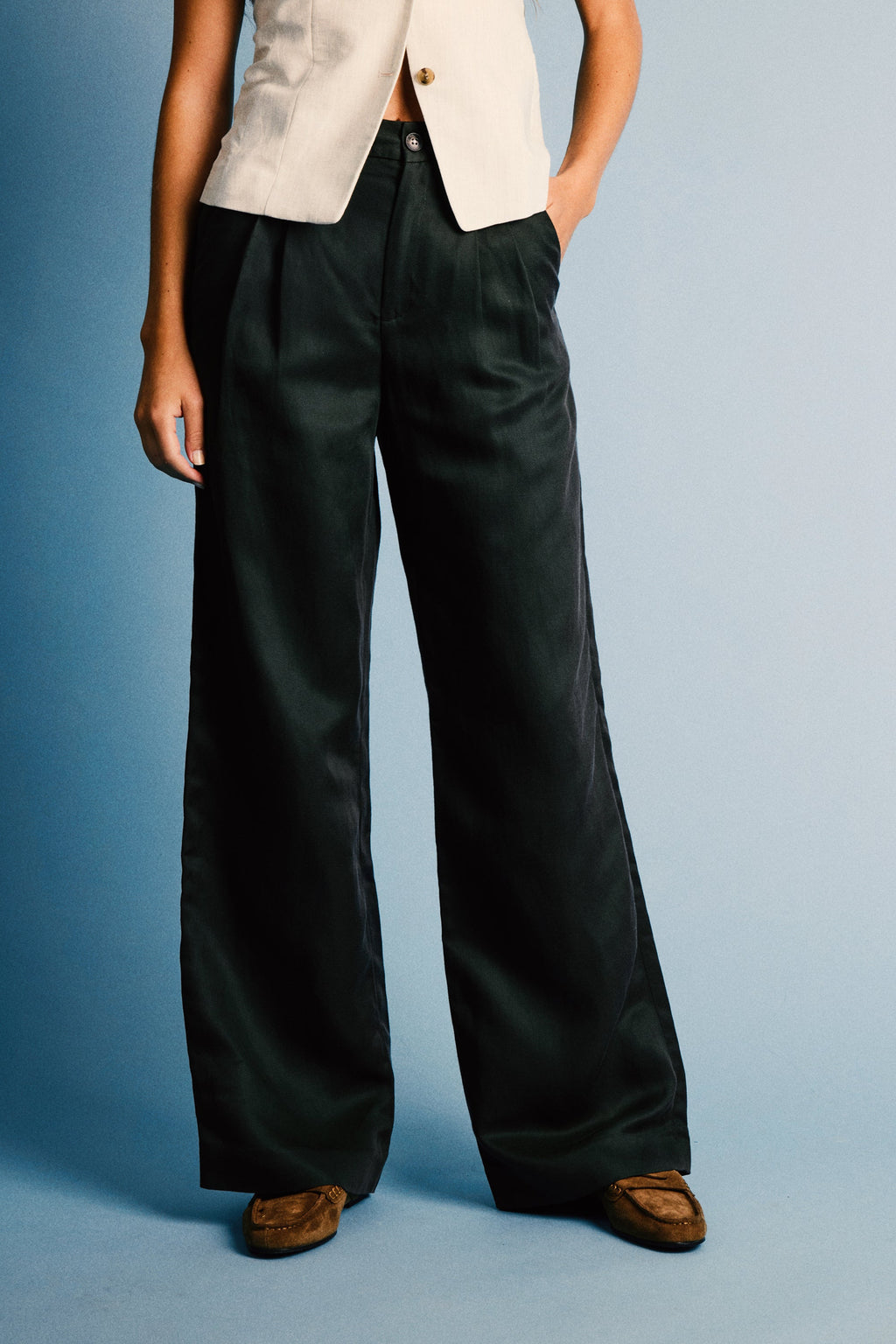 Pantalón De Pinzas Ligero Verde Mujer