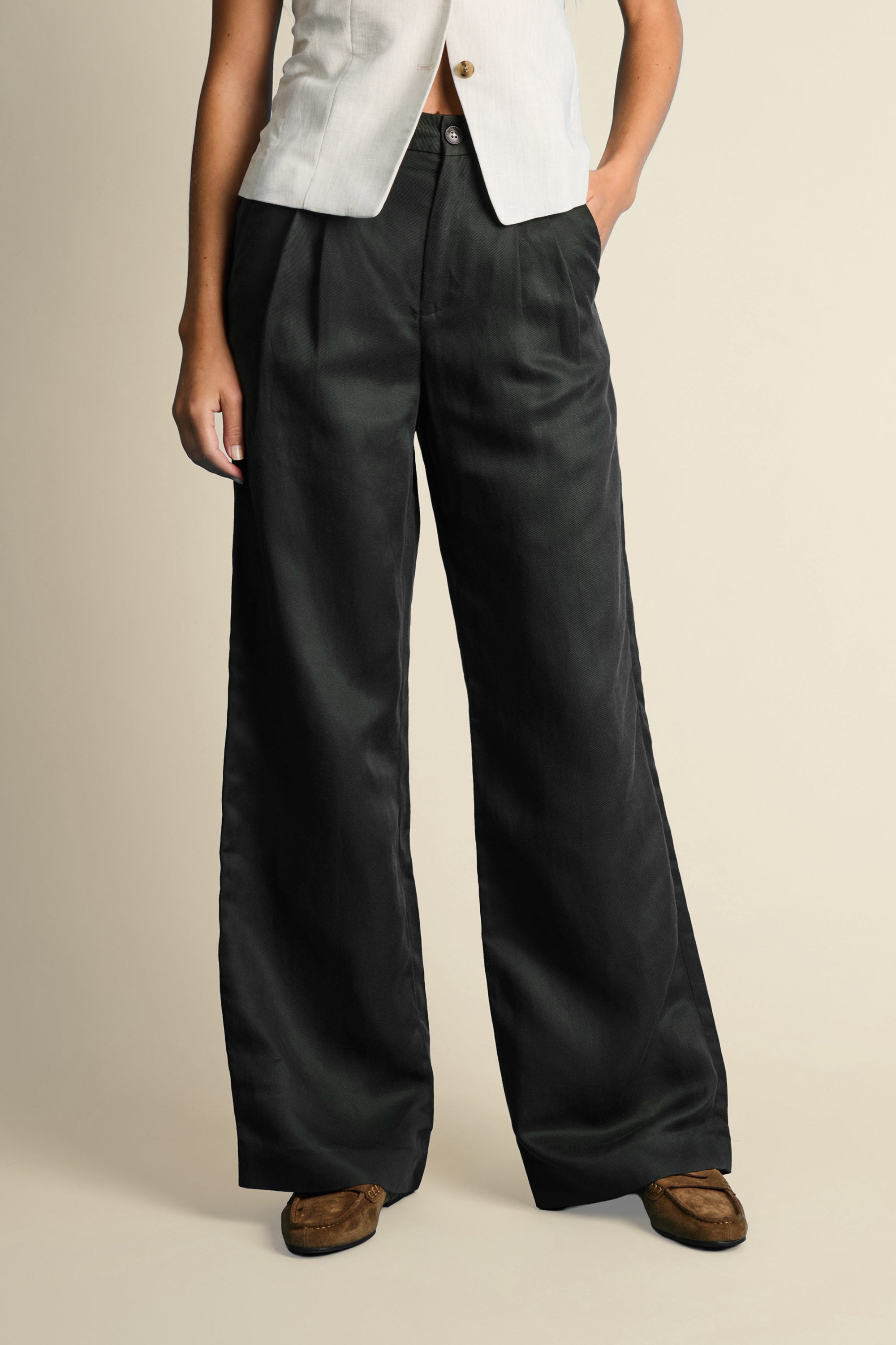 Pantalón De Pinzas Ligero Verde Mujer