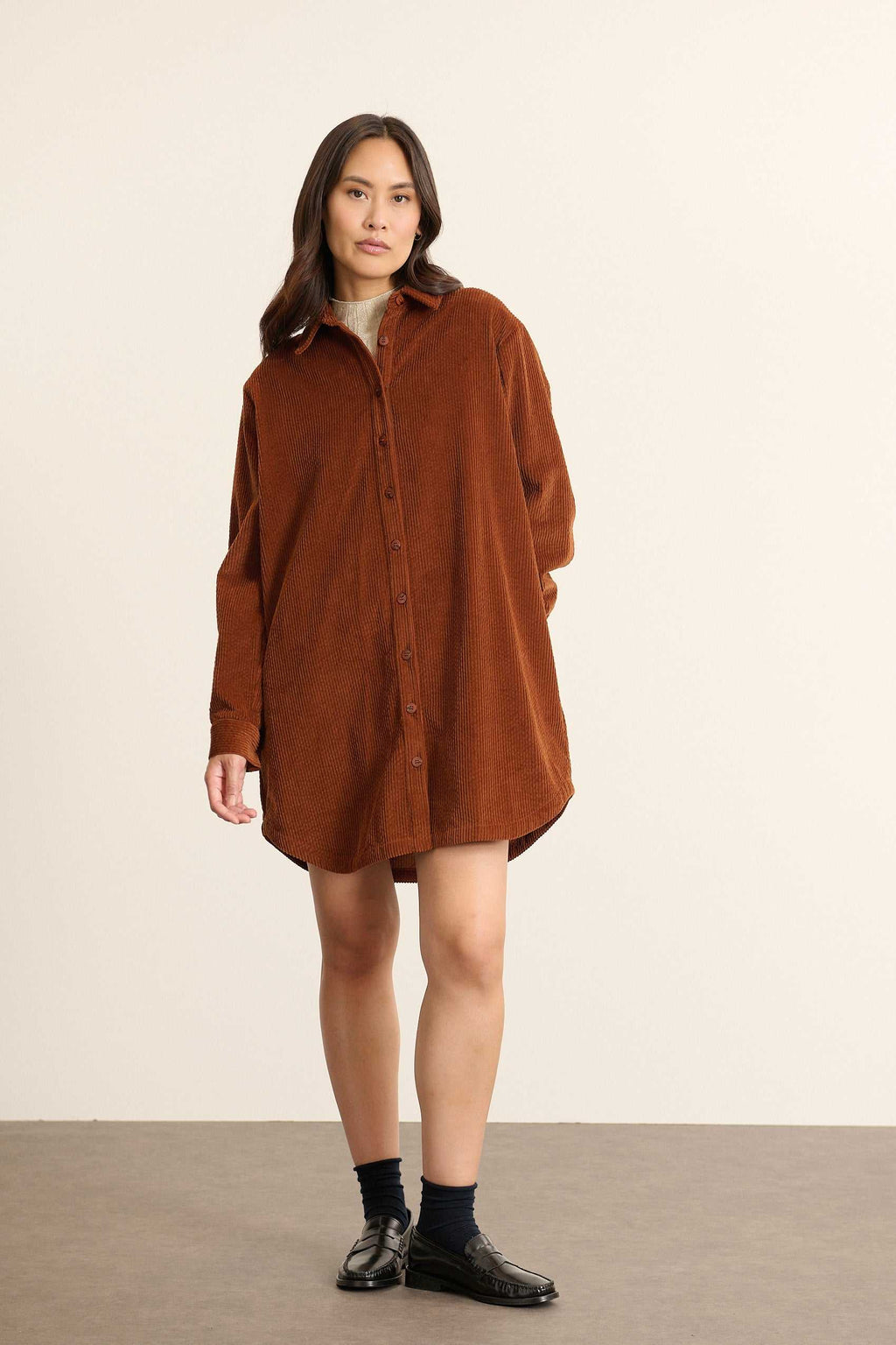Robe avec fermeture par patte de boutonnage centrale, boutons effet corne ton sur ton cousus sur le devant. 