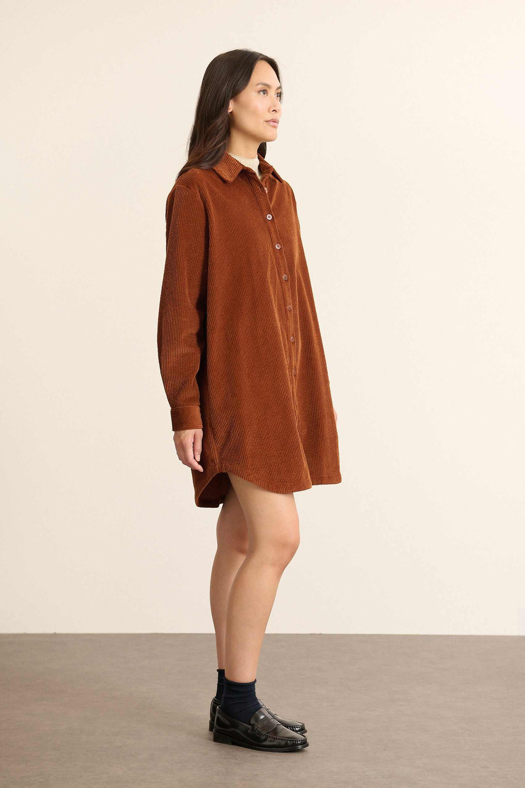 Boutons effet corne ton sur ton, alignés sur la patte de boutonnage sur la robe chemise BAHIA coloris biscuit. 