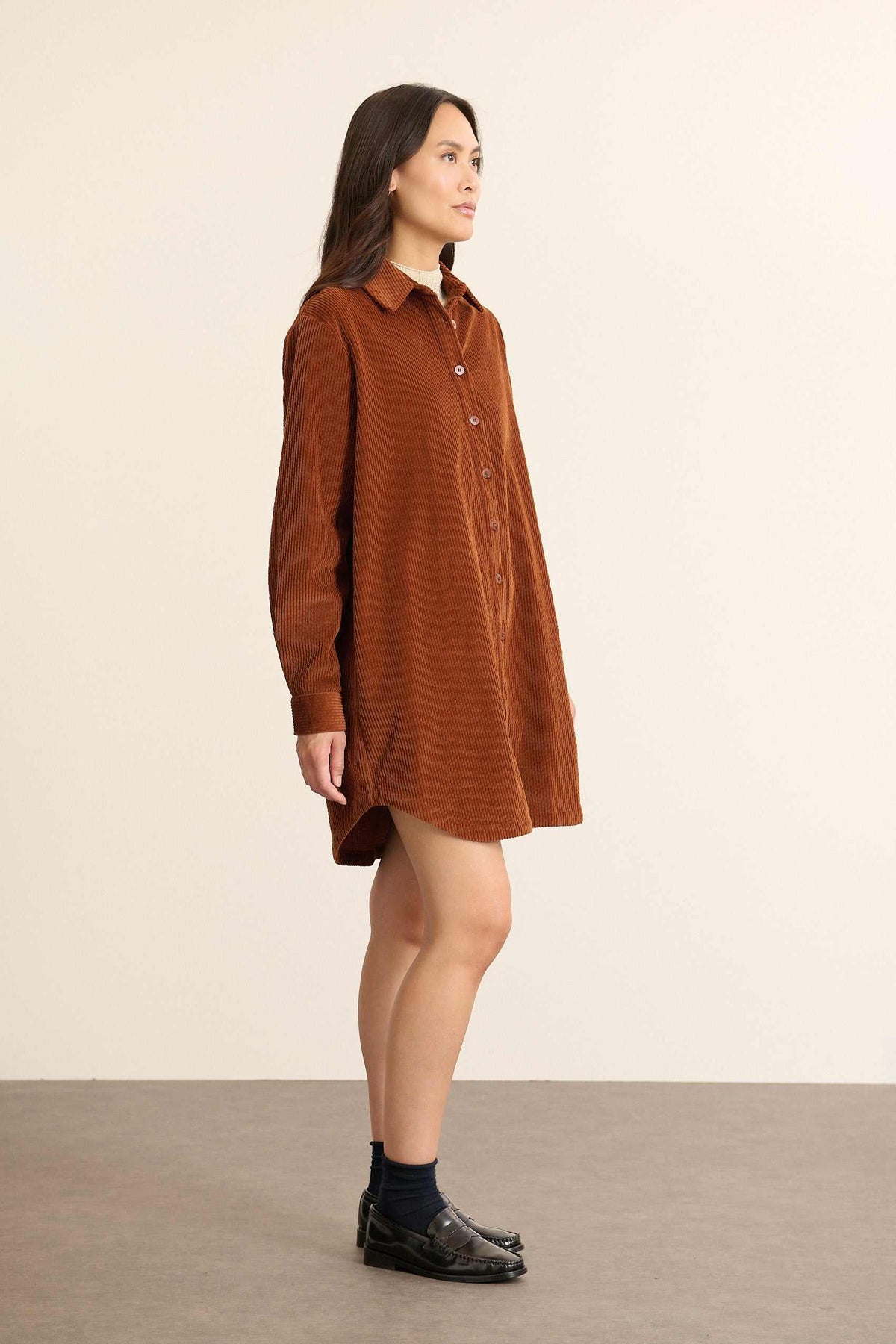 Boutons effet corne ton sur ton, alignés sur la patte de boutonnage sur la robe chemise BAHIA coloris biscuit. 