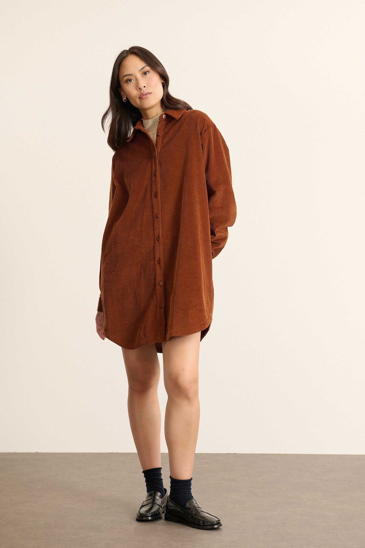 Robe chemise courte en velours coloris biscuit, collection Garance Paris automne hiver 2025, col chemise et poches côtés.