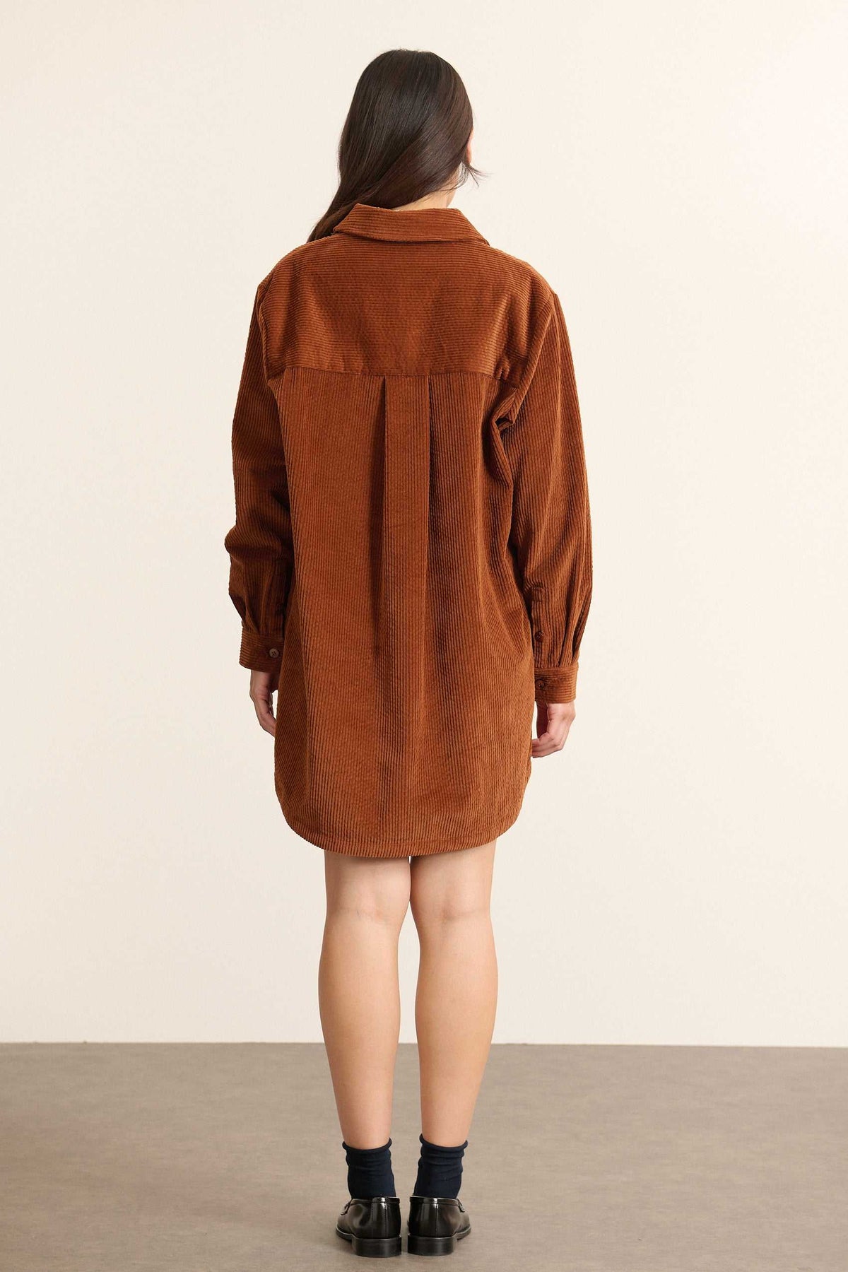 Vue arrière de la robe chemise BAHIA, coupe droite avec couture centrale au dos coloris biscuit, Garance Paris. 