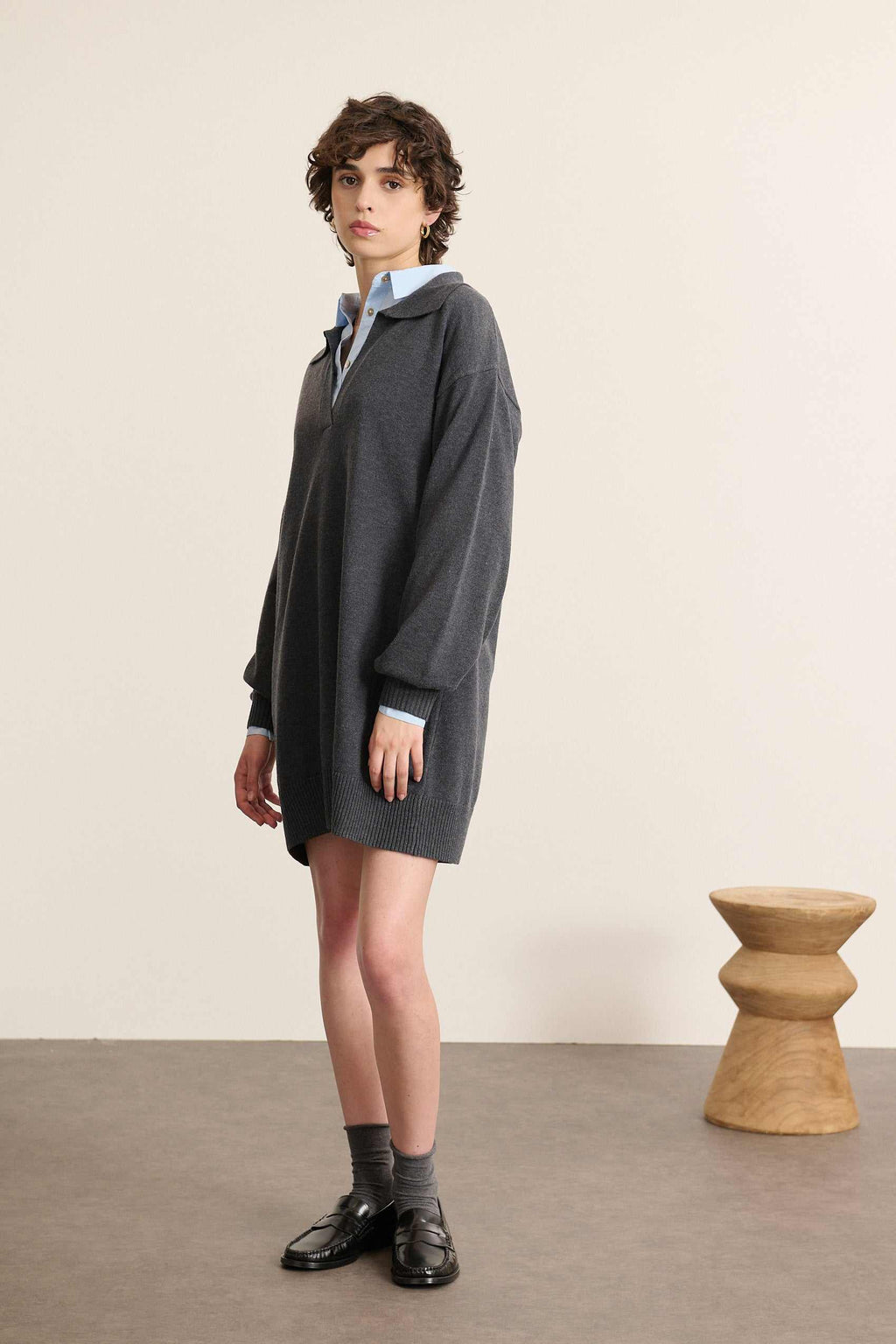 Robe en maille à coupe droite, longueur mi-cuisse avec base droite et finitions côtelées ton sur ton.