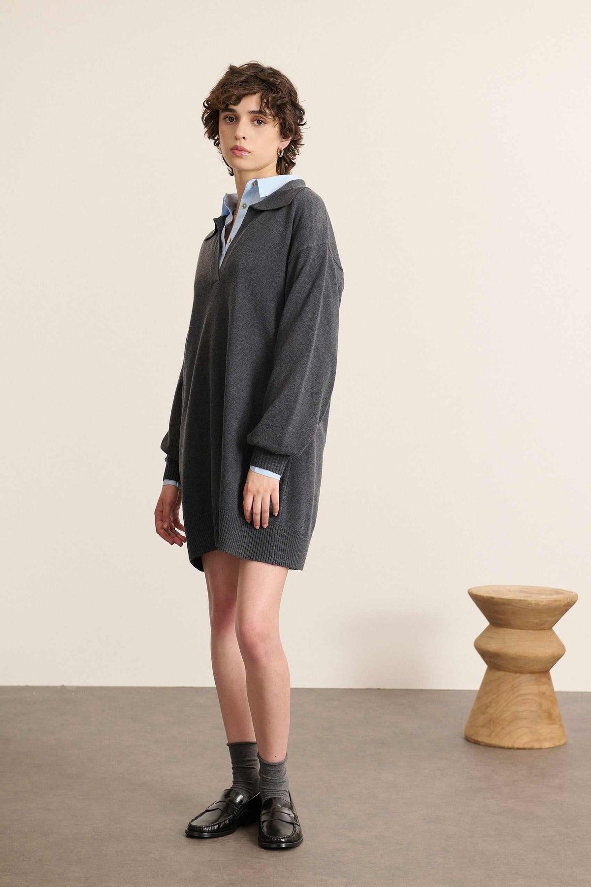 Robe en maille à coupe droite, longueur mi-cuisse avec base droite et finitions côtelées ton sur ton.