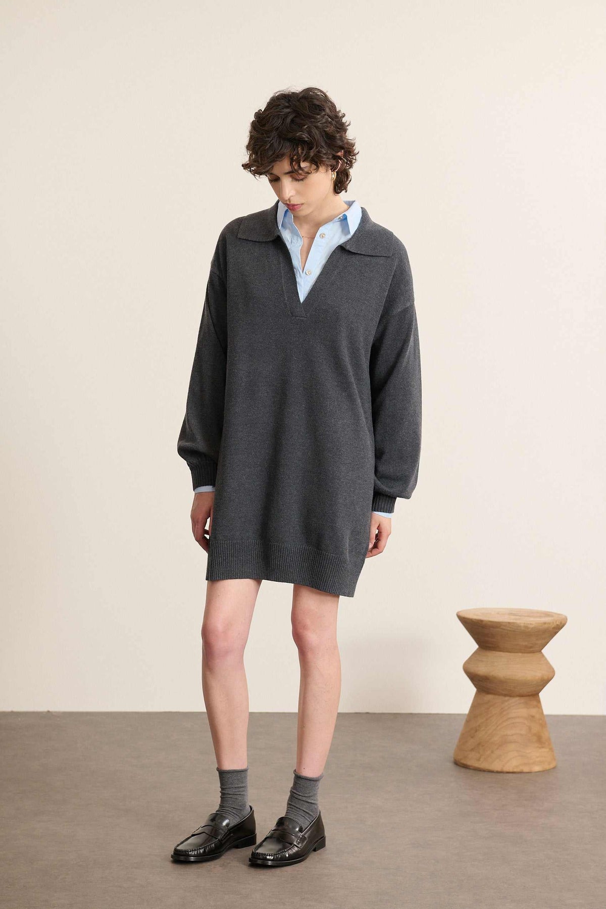 BIBA, col polo en maille côtelée, ouverture partielle sur le devant avec patte sans boutons pour un style épuré.