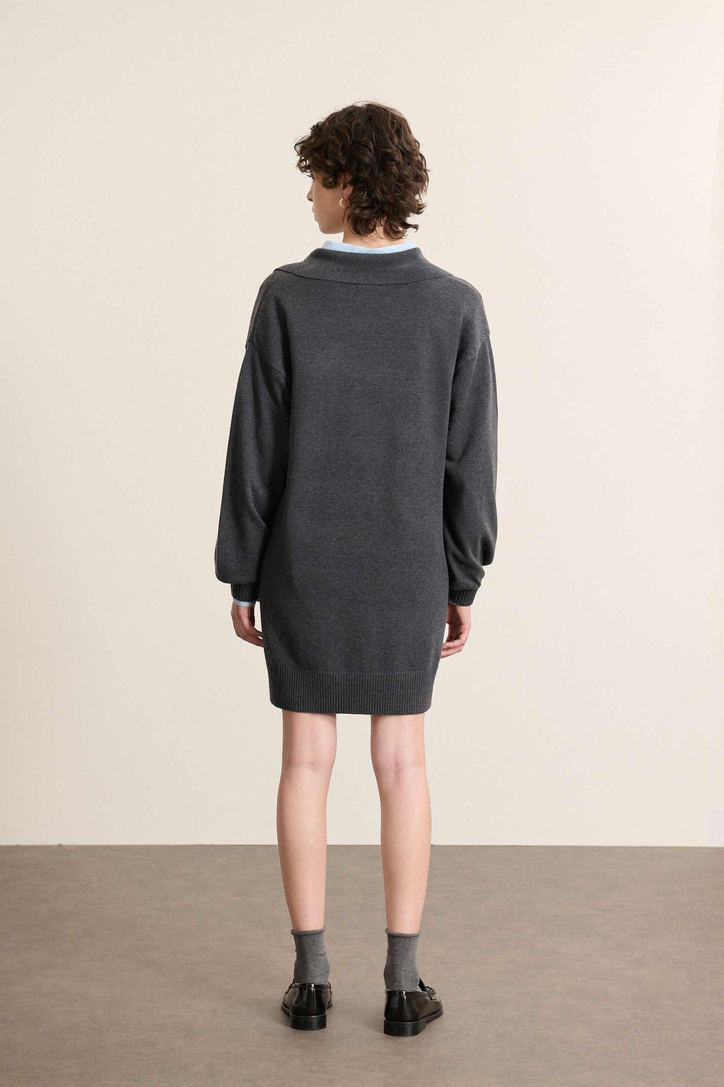 Vue arrière de la robe en maille grise Garance Paris coupe droite sans couture apparente et col polo replié.