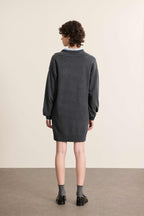 Vue arrière de la robe en maille grise Garance Paris coupe droite sans couture apparente et col polo replié.