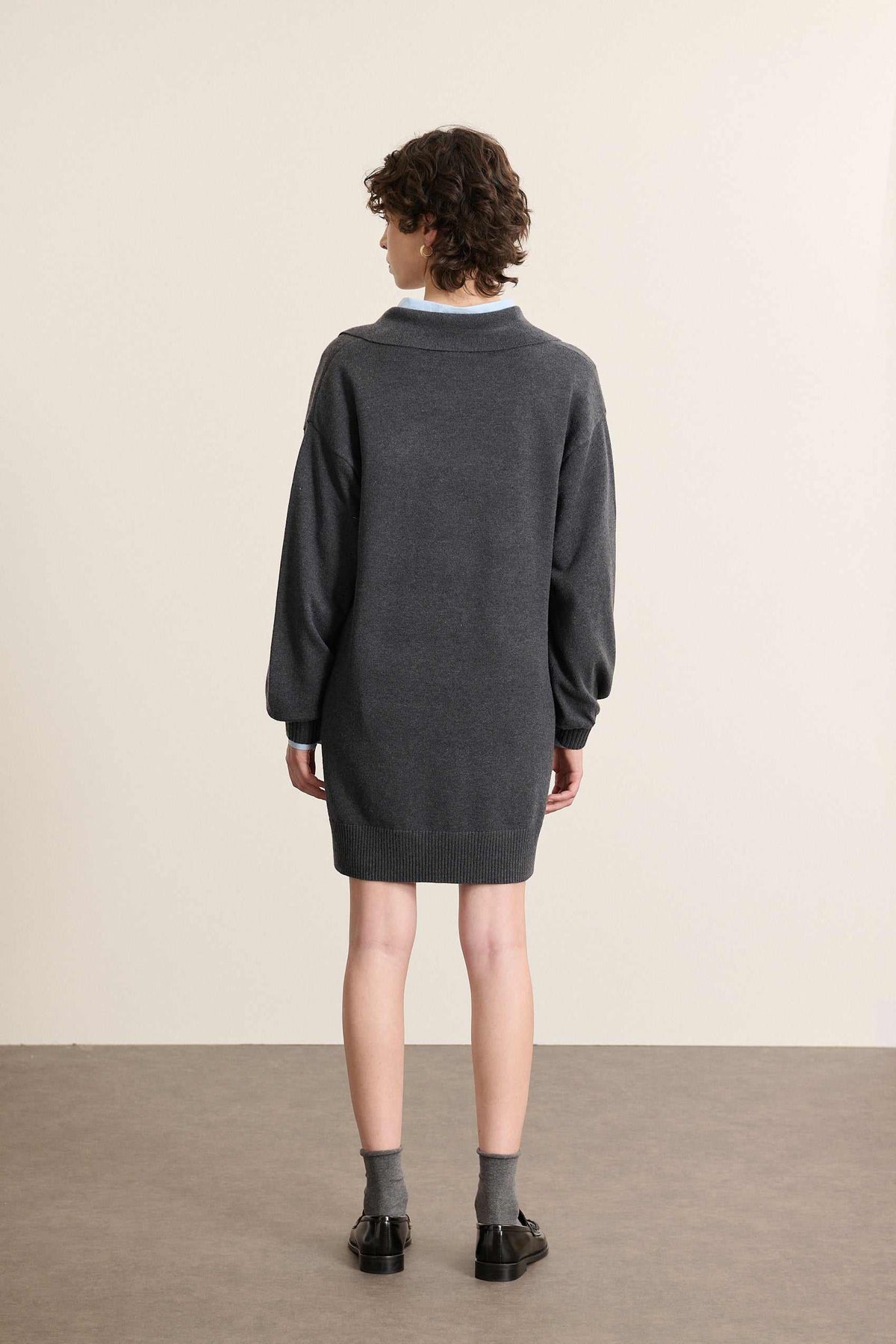 Vue arrière de la robe en maille grise Garance Paris coupe droite sans couture apparente et col polo replié.