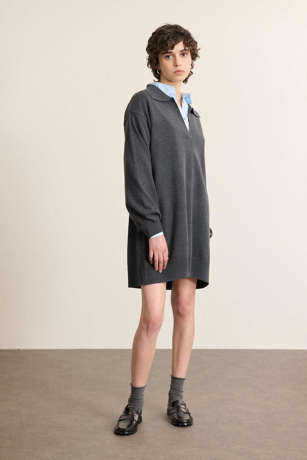 La robe BIBA Garance Paris, courte en maille à la coupe ample avec un col polo, et des manches longues coloris gris,