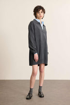 La robe BIBA Garance Paris, courte en maille à la coupe ample avec un col polo, et des manches longues coloris gris,