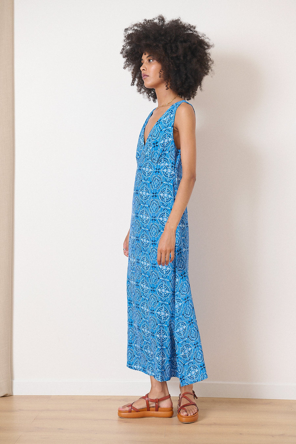 Robe élégante invitée mariage coloris bleu coupe ample et fluide encolure V 