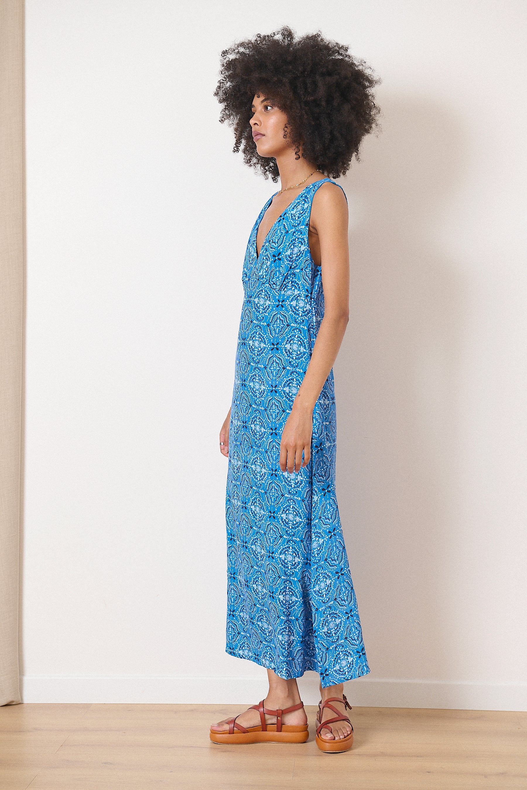 Robe élégante invitée mariage coloris bleu coupe ample et fluide encolure V 