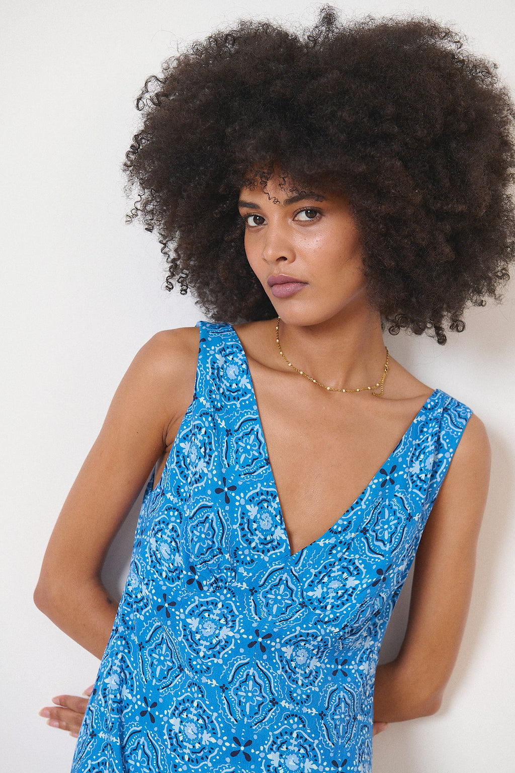 Robe longueur midi sans manches coupe droite et fluide collection printemps été 2025 