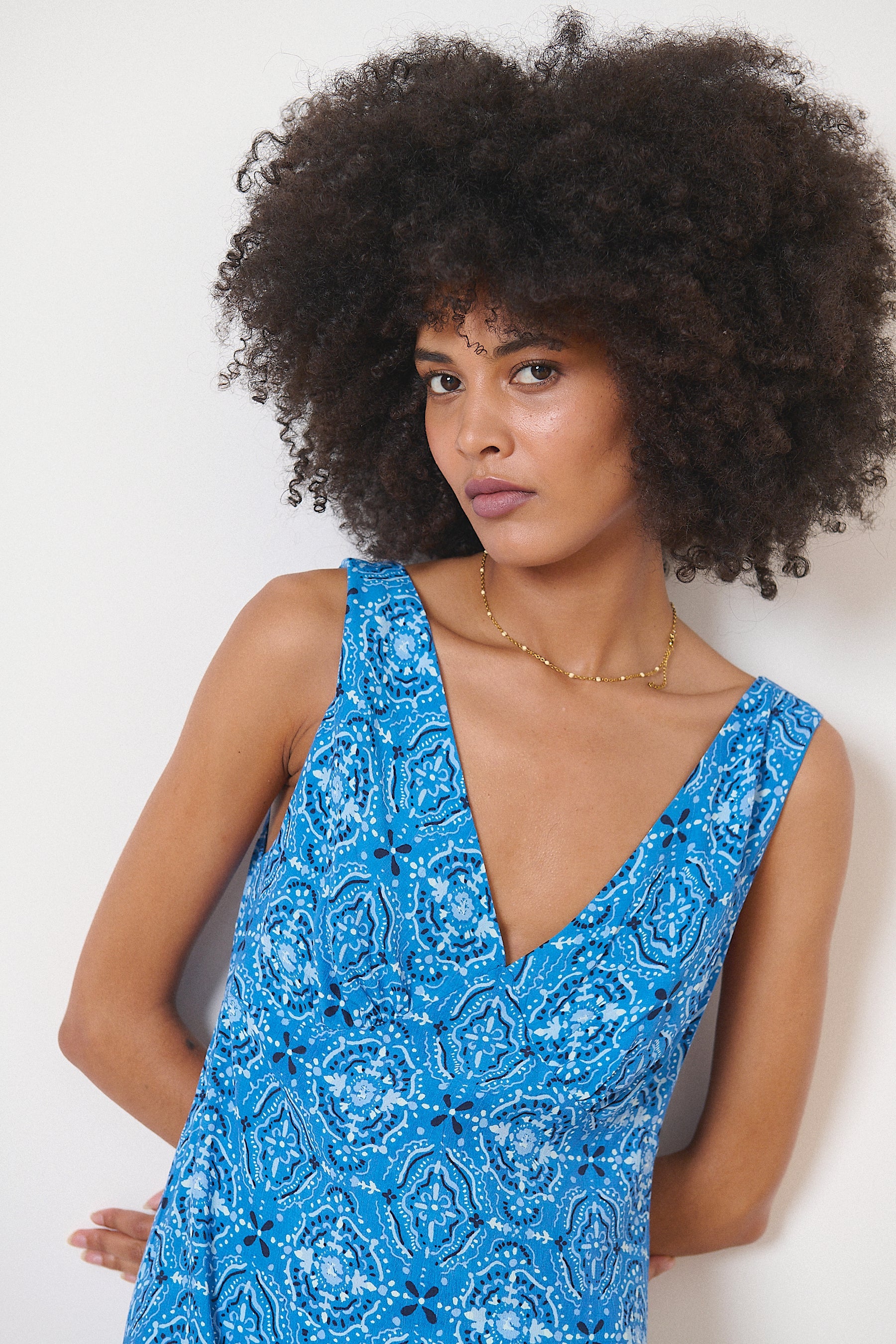Robe longueur midi sans manches coupe droite et fluide collection printemps été 2025 