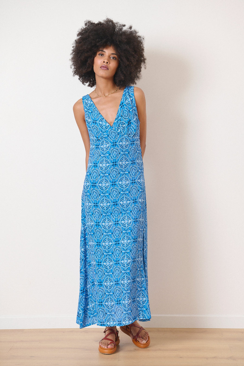 Tenue élégante avec découpes sous poitrine col V tissu fluide robe sans manches  