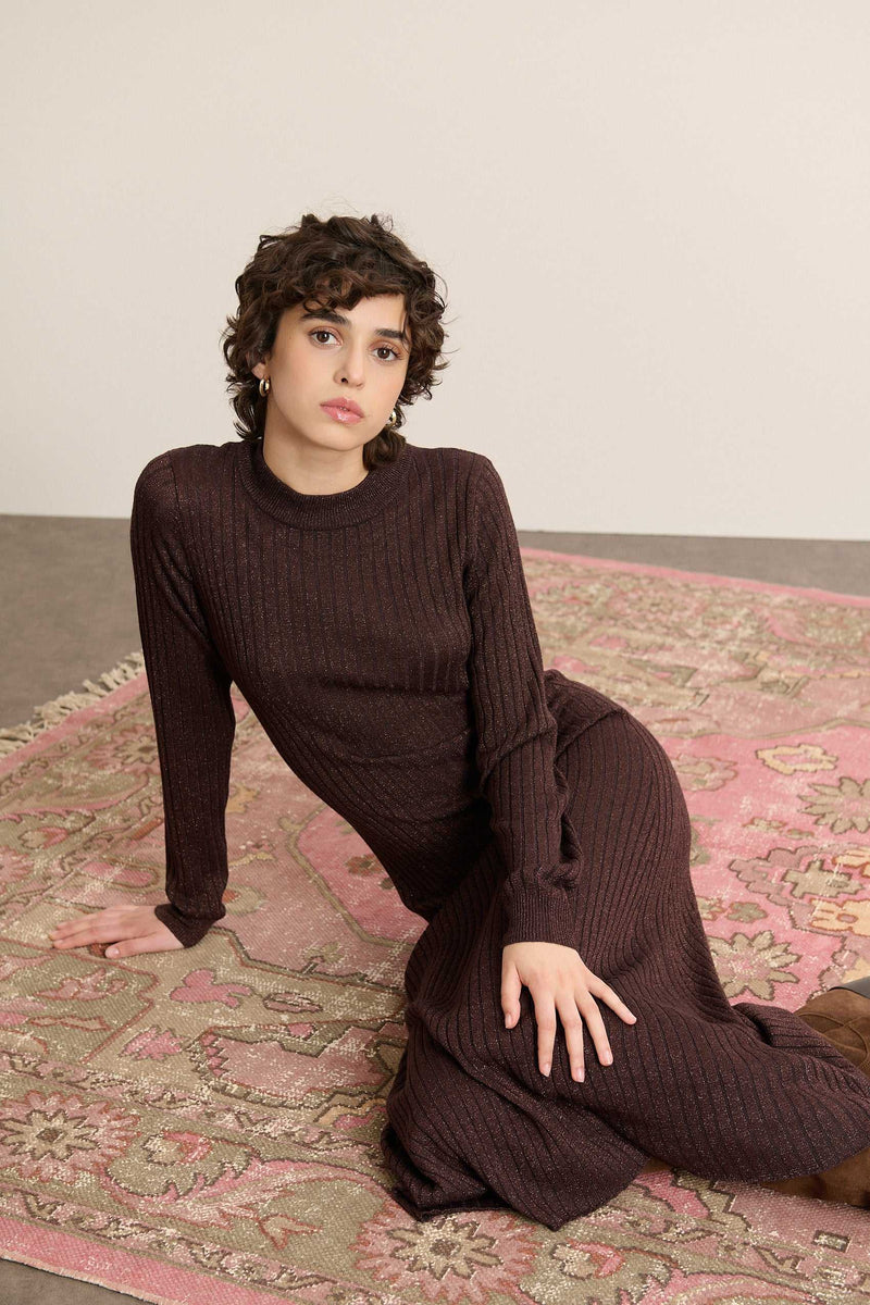 Une robe longue en maille extensible, épouse la silhouette sans la contraindre, tombé fluide et mise en valeur du corps.