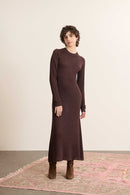 Robe longue en maille marine, collection Garance Paris automne hiver 2025, cintrée à la taille et bas évasé.