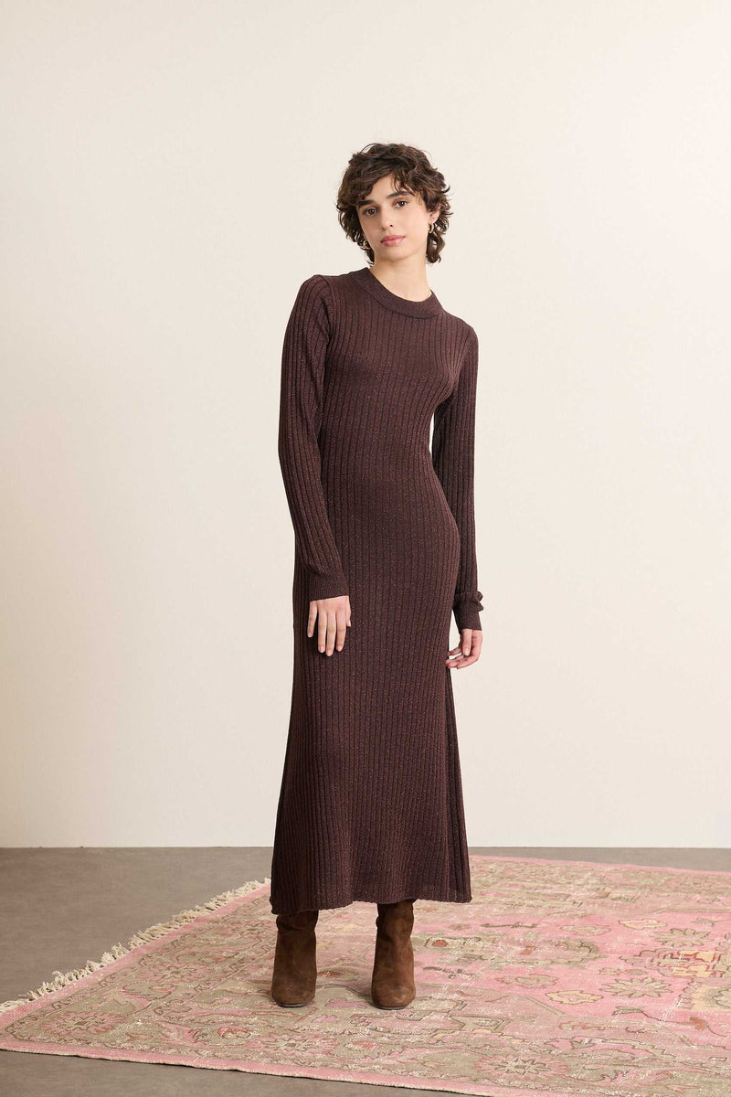 Robe longue en maille marine, collection Garance Paris automne hiver 2025, cintrée à la taille et bas évasé.