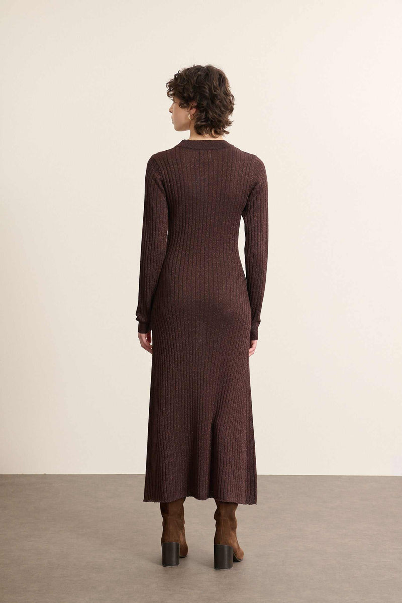 Vue arrière de la robe en maille marron, taille marquée et jupe longue évasée, couture centrale discrète.