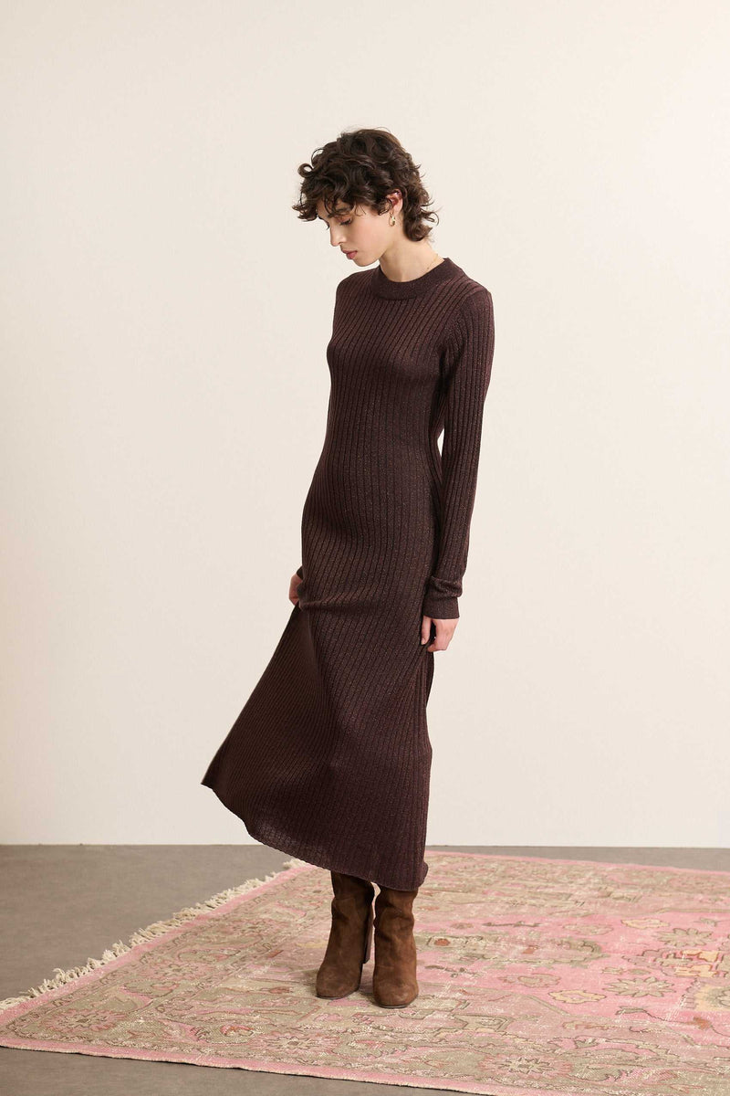 Robe TIPI, encolure ronde dégagée, finie par un bord-côtes ton sur ton, montée proprement avec couture intérieure.