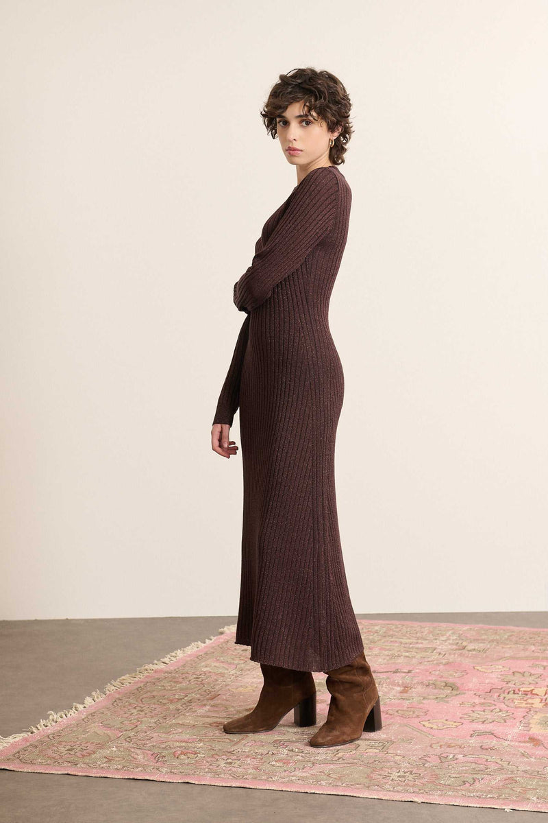 Maille fluide composée de 37% polyester, 20% nylon, 20% acrylique, 15% laine mérinos, 8% lurex chaude et confortable au porté.