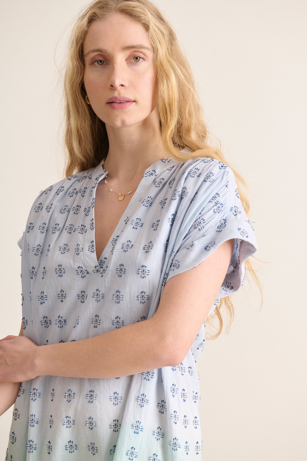 Robe dip dye fait main avec encolure en V robe entièrement doublée longueur midi collection été 2025