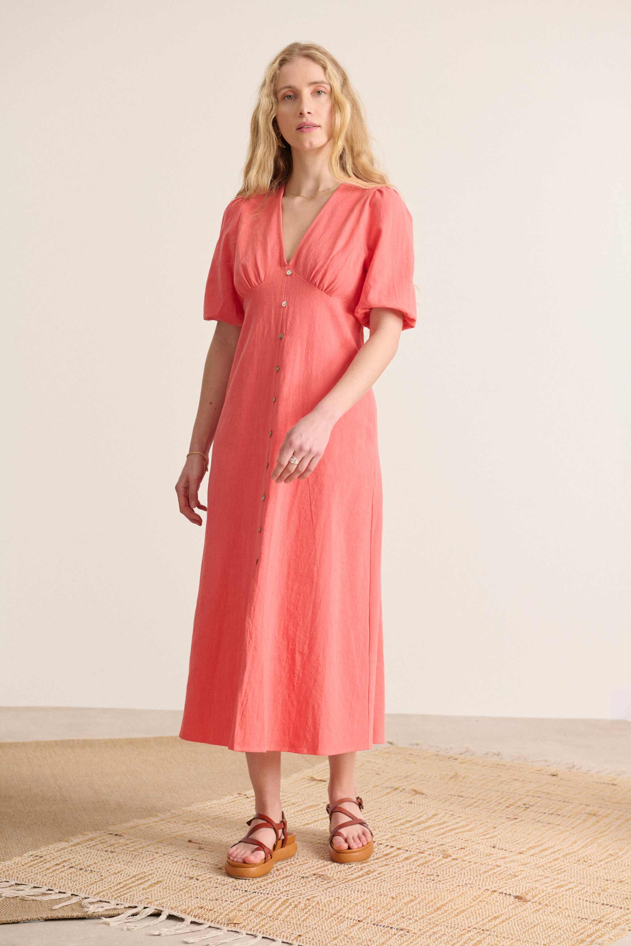 Robe à la longueur midi manches 2/4 élastiquées et légèrement bouffantes robe avec fente à l'avant 