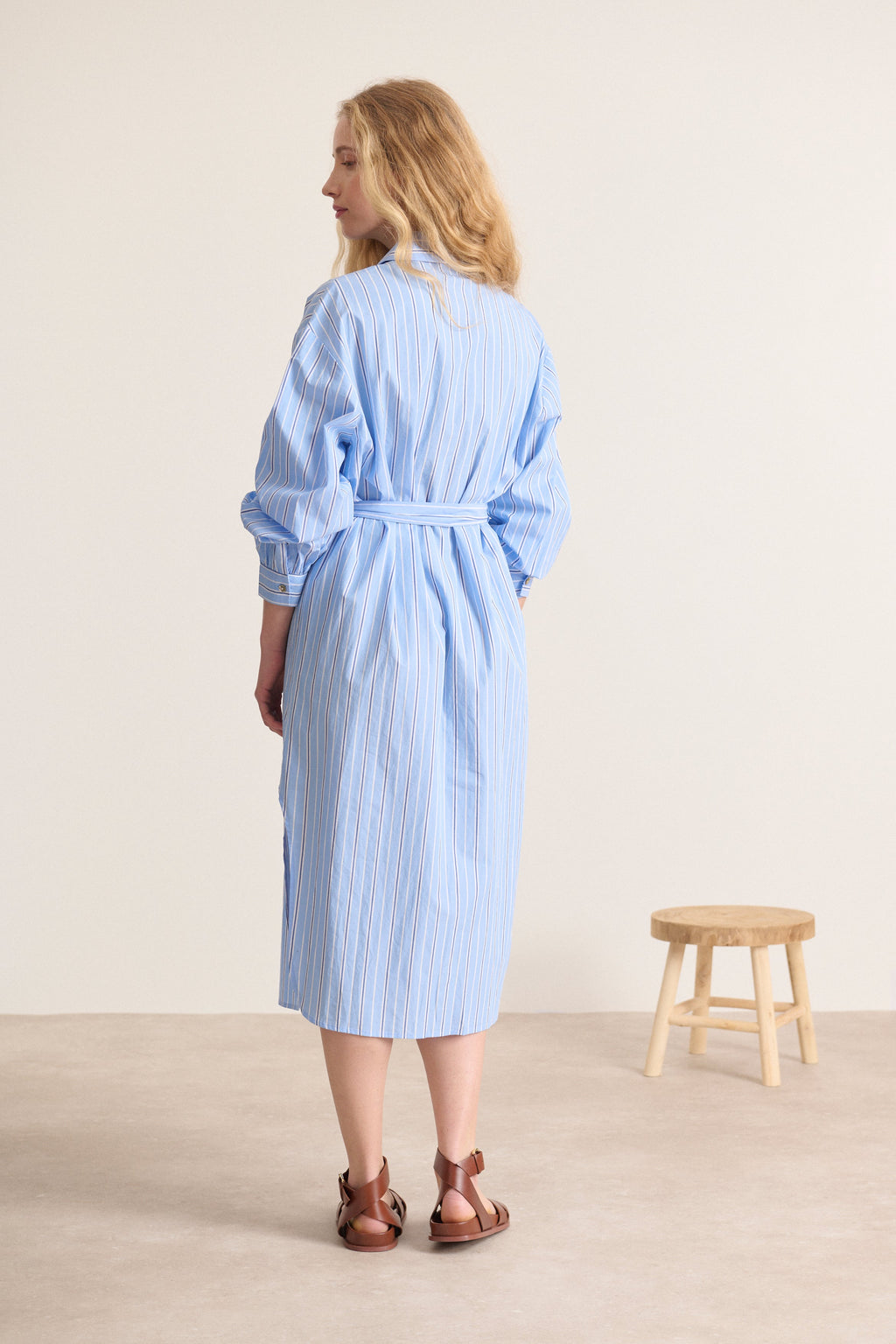 Robe chemise midi à rayures avec manches longues boutonnées poche poitrine ceinture amovible collection été 2025