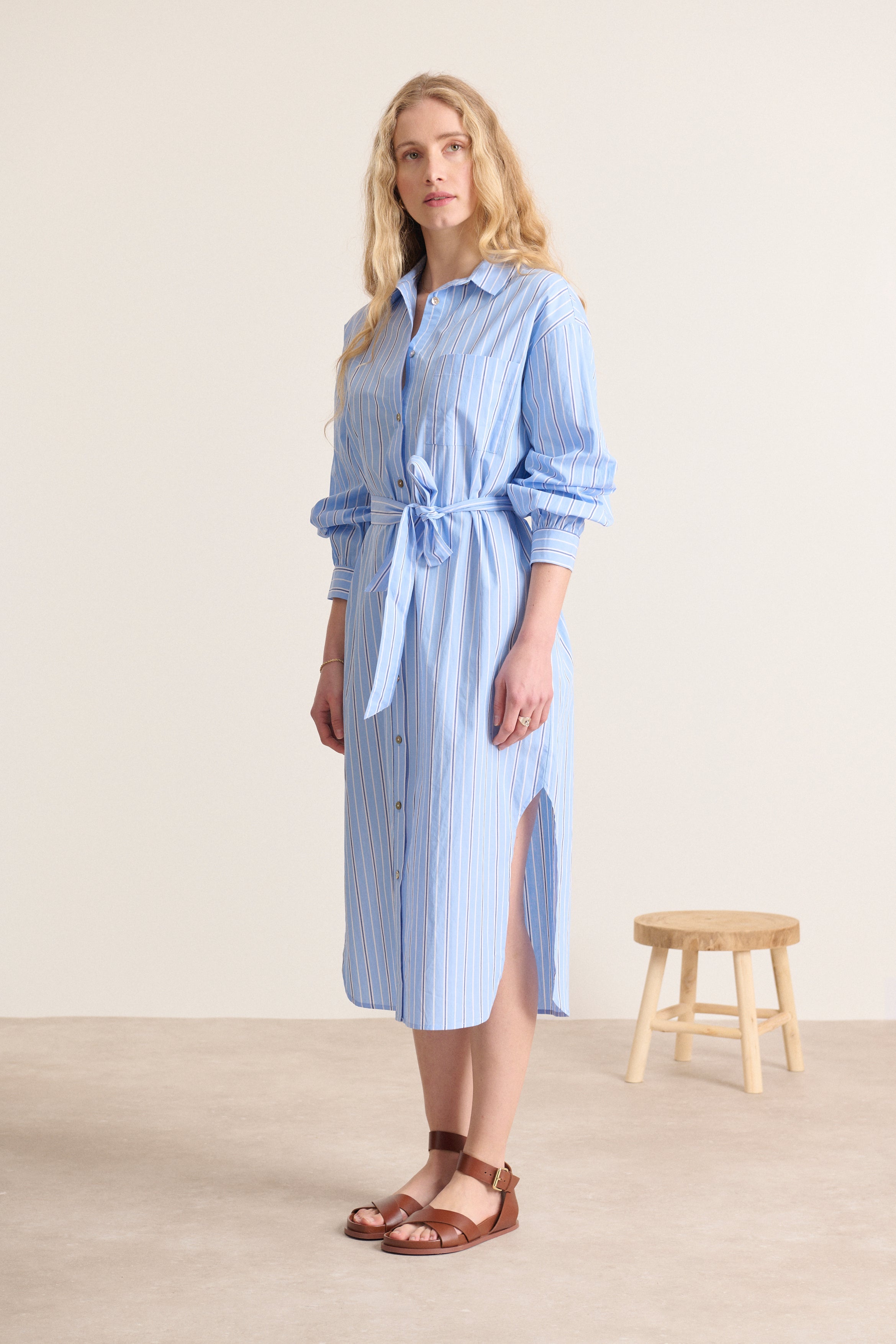 Tenue fluide femme avec rayures coloris bleu avec ceinture amovible et manches longues avec boutons et fentes en bas de robe