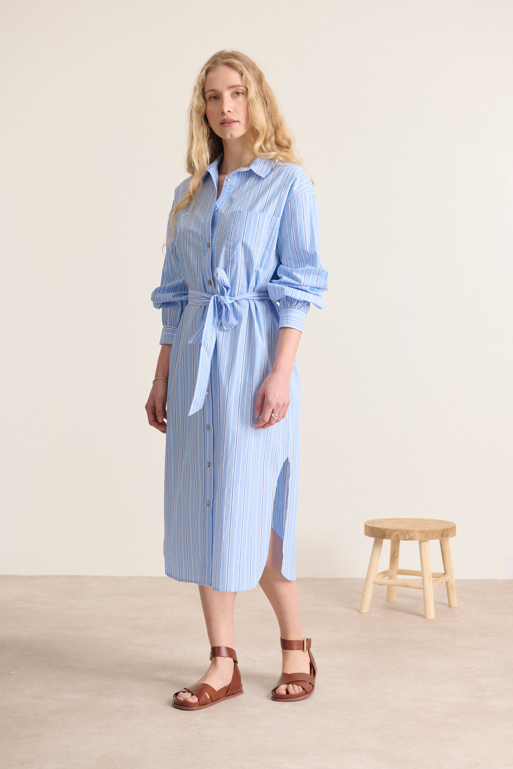 Robe bleu à rayures coupe chemise longueur midi manches longues collection printemps marque parisienne Garance Paris