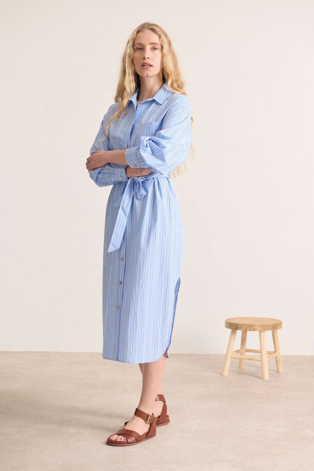 Robe format chemise longueur midi à rayures avec col chemise et une poche poitrine marque française Garance collection été 2025