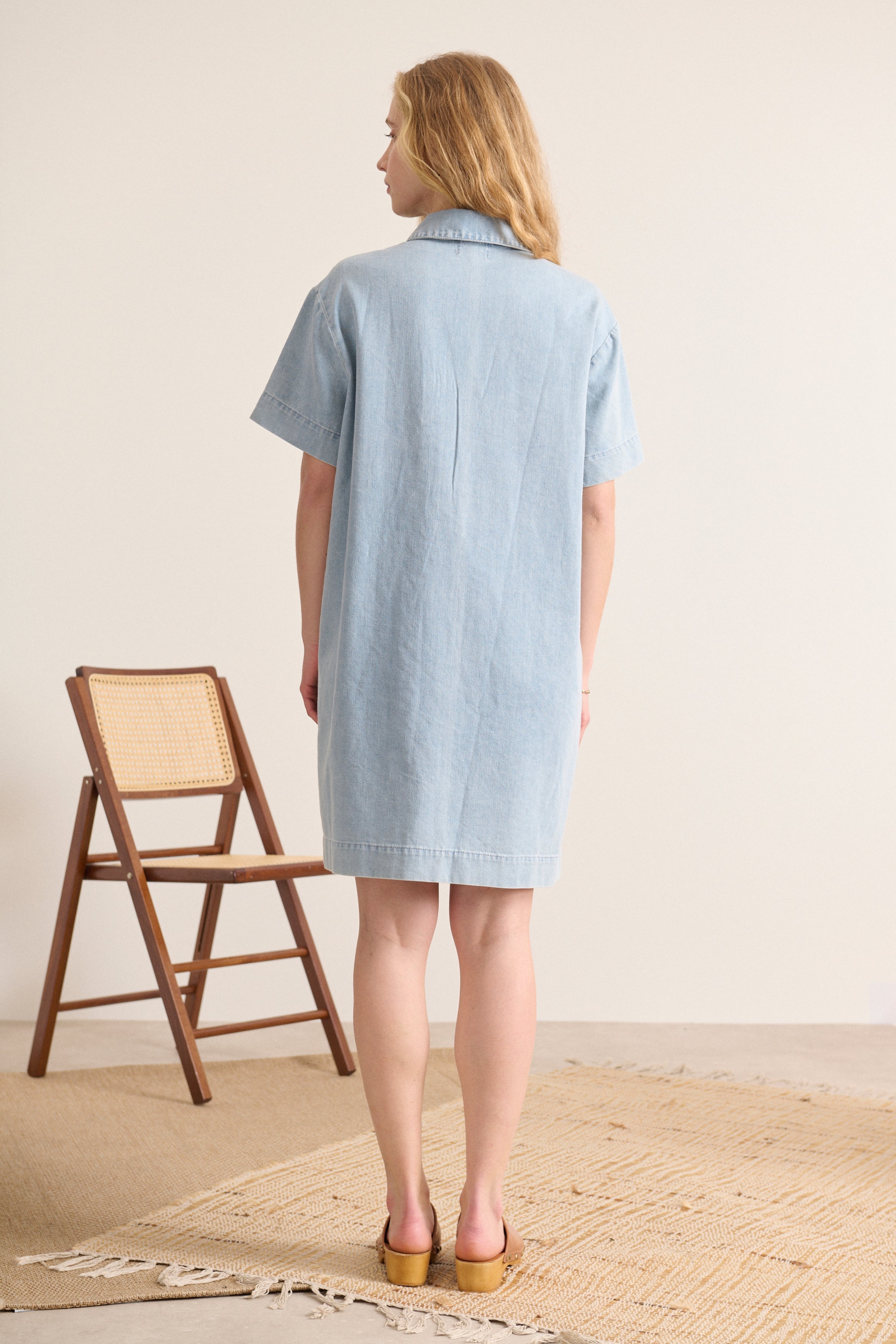 Robe chemise bleu en chambray, manches courtes et poches, idéale pour un look estival, vêtement femme.