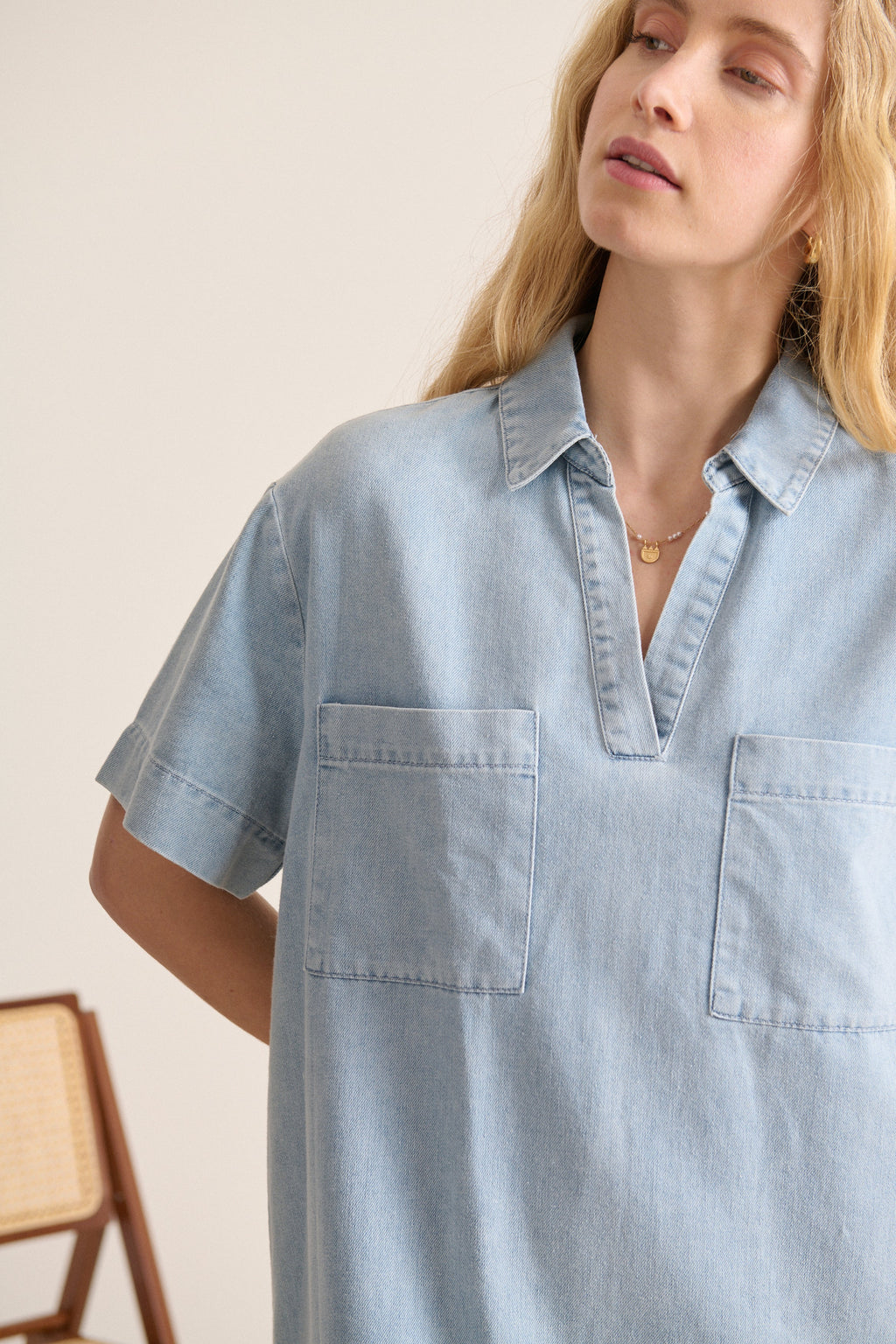 Robe coloris bleu en chambray légère, col chemise, manches courtes et poches, parfaite en collection printemps été.