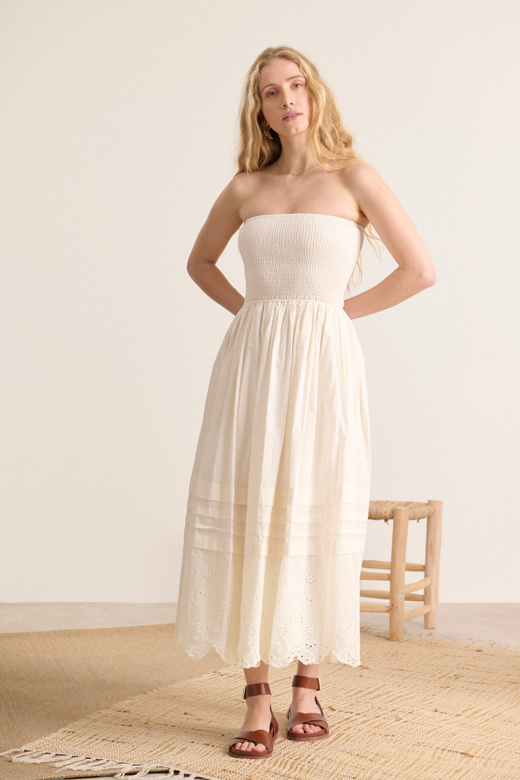 Robe écru romantique avec poitrine smockée, broderie anglaise et doublure fluide, idéale en printemps été