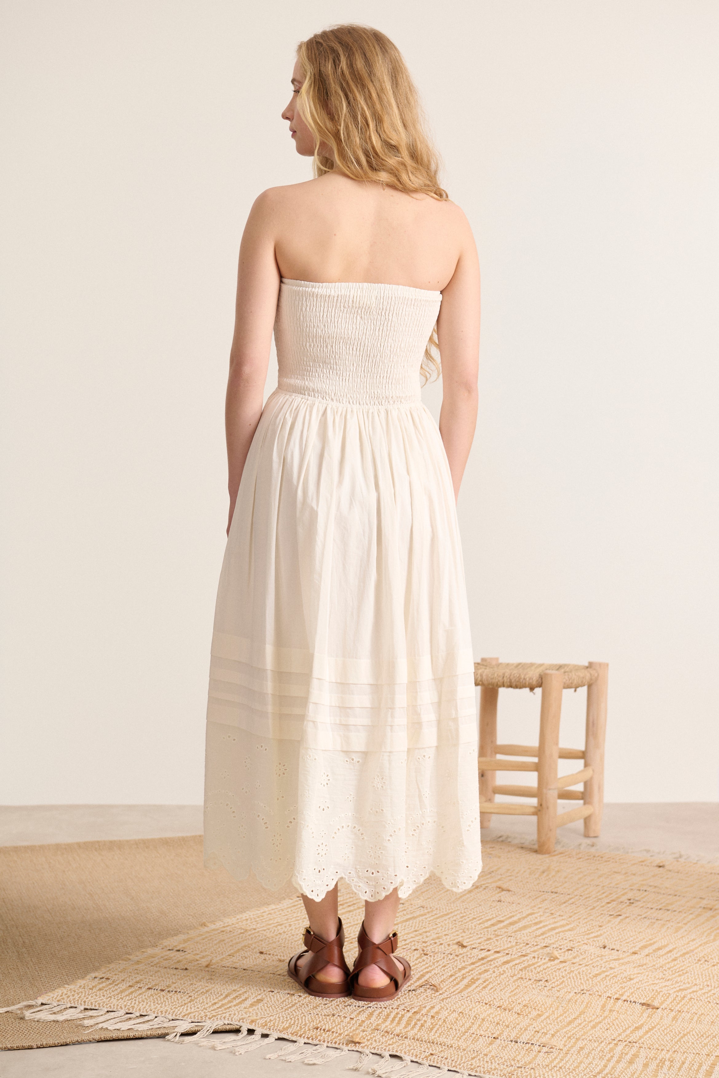 Un charme intemporel avec cette robe écru smockée, détails de plis et broderie anglaise, vêtement femme