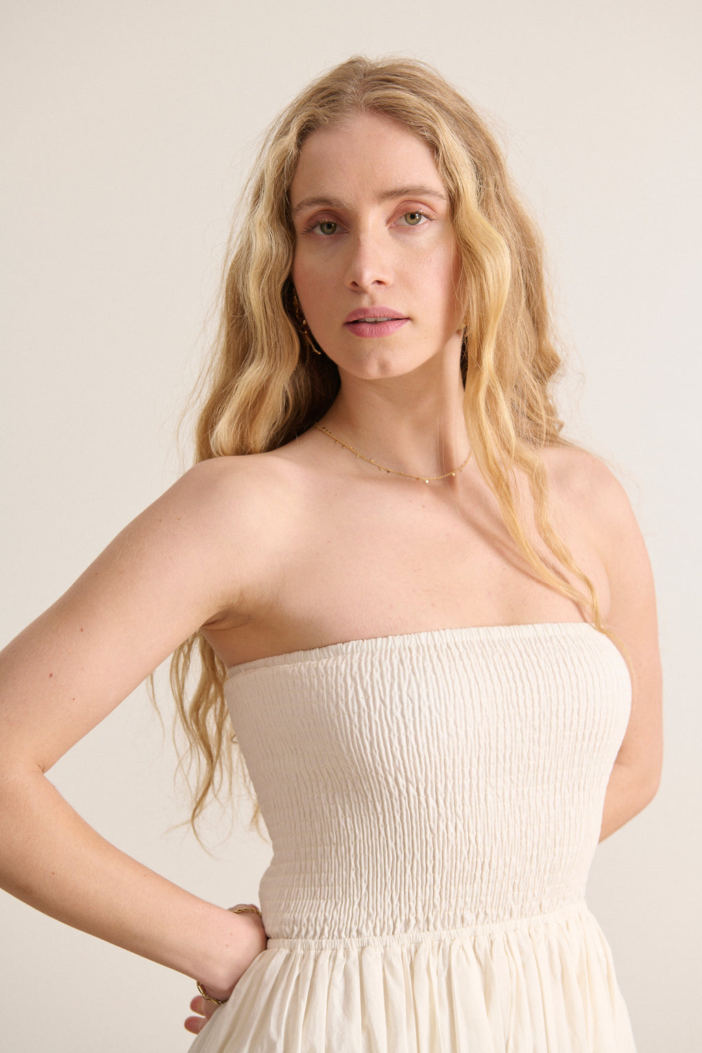 Robe écru smockée à la poitrine, broderie anglaise délicate et doublure confortable, signée Garance Paris