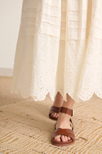 Élégante robe écru smockée, broderie anglaise et plis raffinés, parfaite pour la collection printemps été
