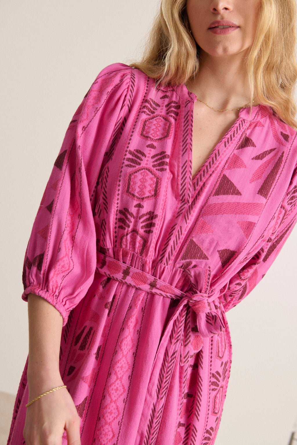 Robe rose à tissu Jacquard manches 3/4 élastiques col en V ceinture amovible découpes et fronces collection printemps été 