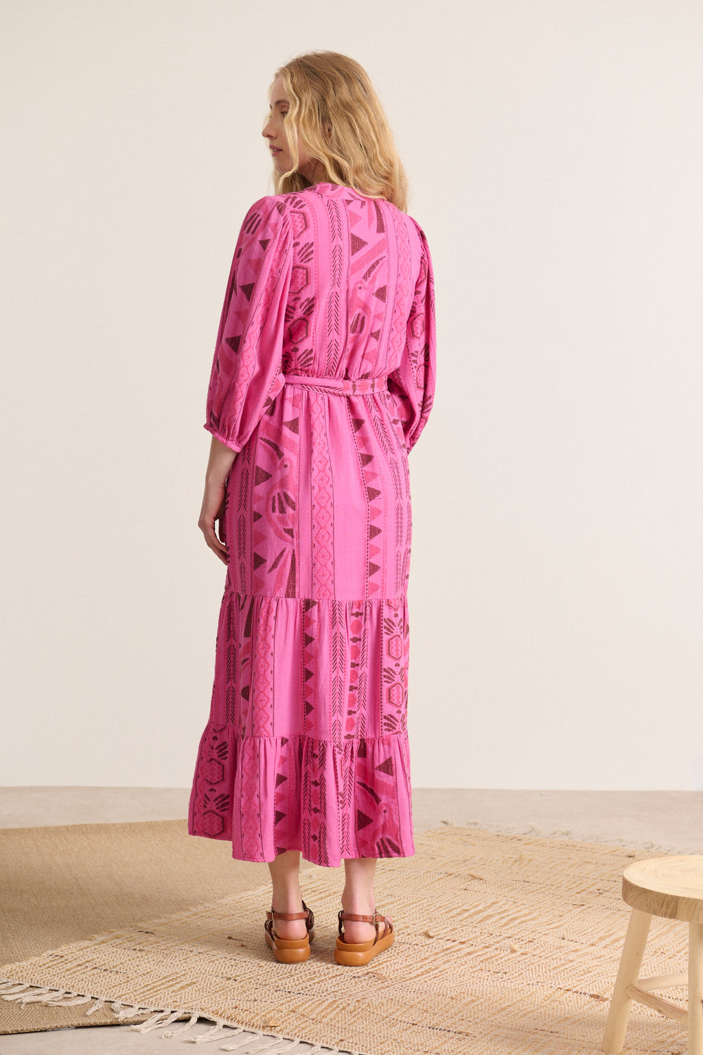 Robe évasée rose à motifs jacquard avec fronces et découpes sur le bas de la robe coupe longue collection printemps été 