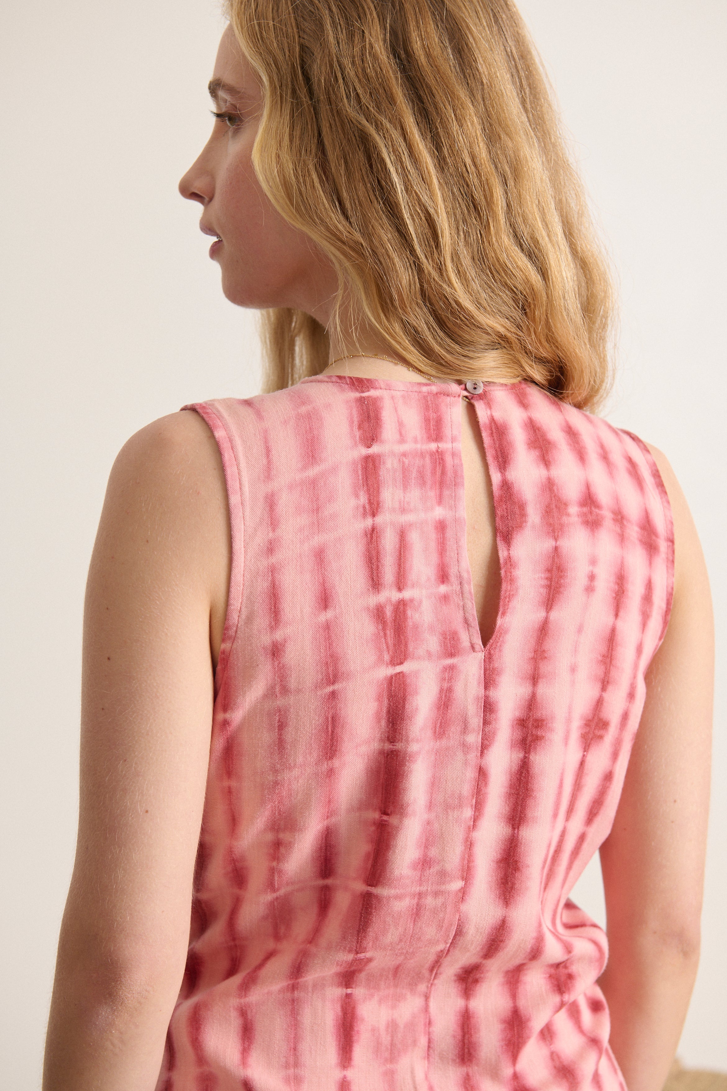 Robe coloris terre cuite avec dégradé de vieux rose idéale pour l'été modèle sans manches longueur midi