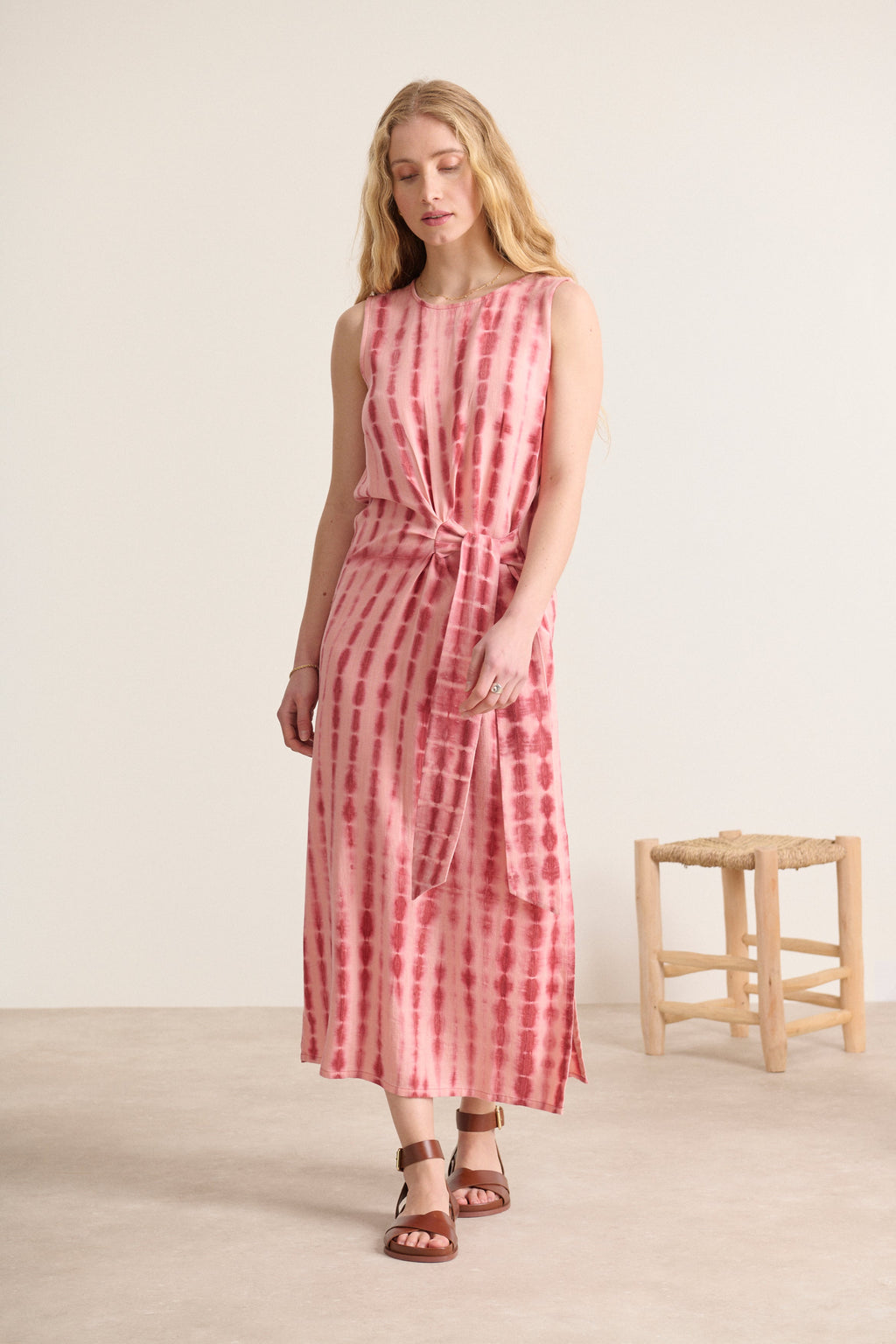 Robe midi sans manches avec encolure ronde et ceinture à nouer à la taille sur le côté modèle robe coloris terre cuite 