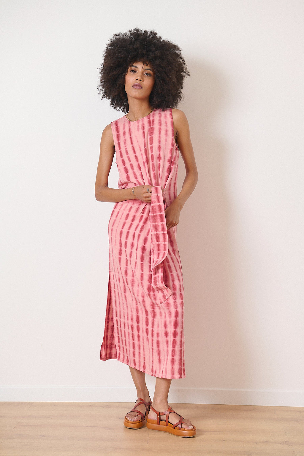 Robe à encolure ronde couleur terre cuite avec imprimés silhouette féminine fluide et décontractée 